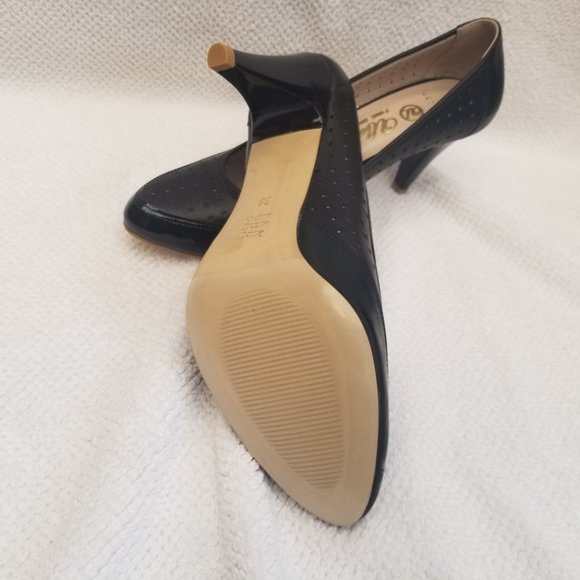 Black perforated leather new low heel pumps. - Picture 4 of 7